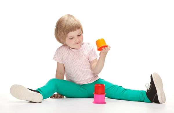 Chica jugando con juguete pirámide — Foto de Stock