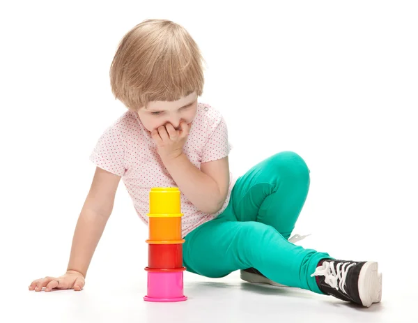 Girl building toy pyramid — Stock Photo, Image