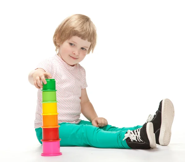 Meisje gebouw speelgoed piramide — Stockfoto