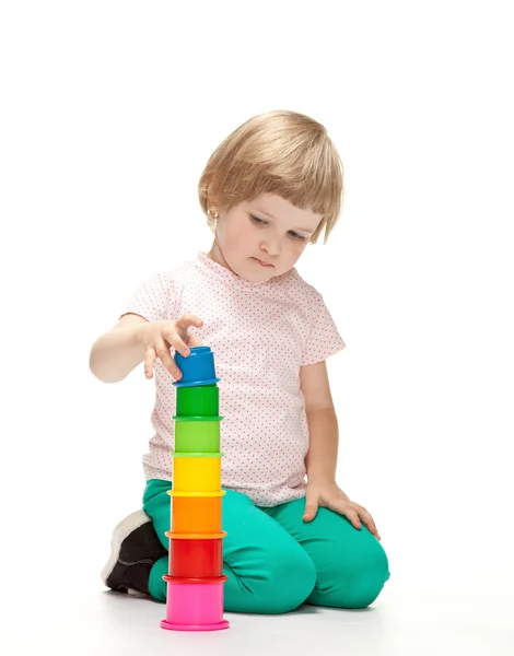 Girl building toy pyramid — Stock Photo, Image