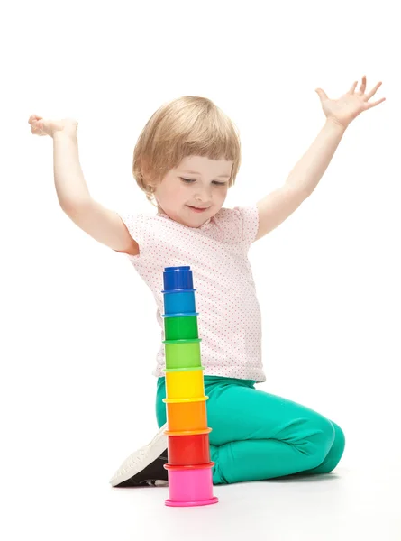 Girl building toy pyramid — Stock Photo, Image