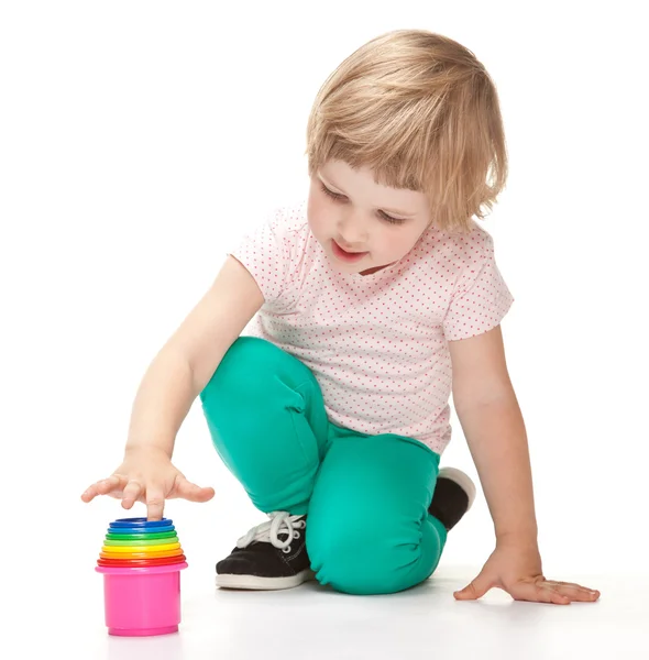 Девушка играет с игрушками — стоковое фото