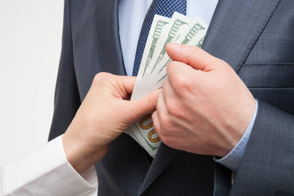 Давать взятку в карман
 
