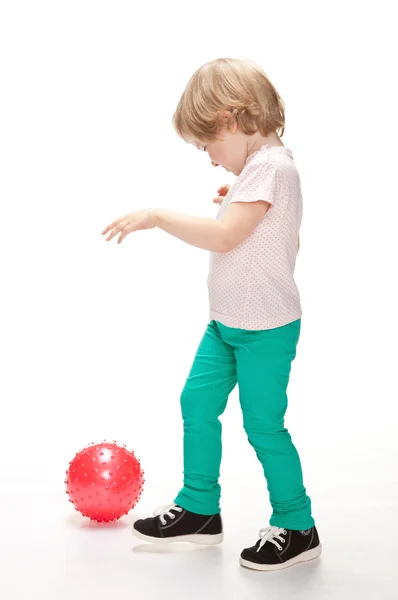 Девушка, играющая с мячом — стоковое фото