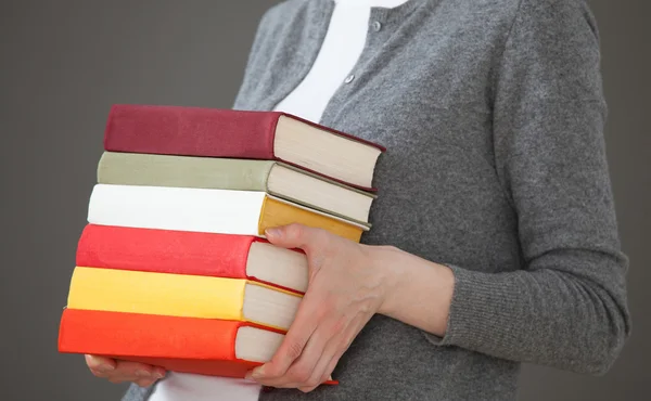 Vrouw bedrijf boeken — Stockfoto