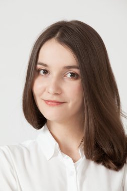 Gülümseyen genç kadın