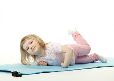 Kız egzersizleri yapıyor