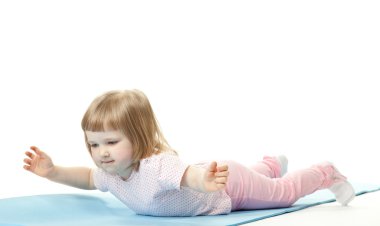 Çocuk spor egzersizleri yapıyor