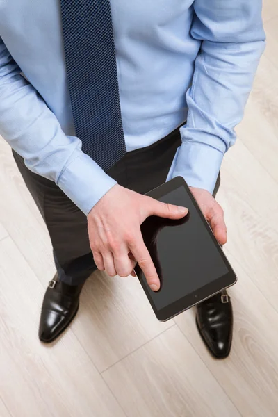 Affärsman som innehar en pad — Stockfoto