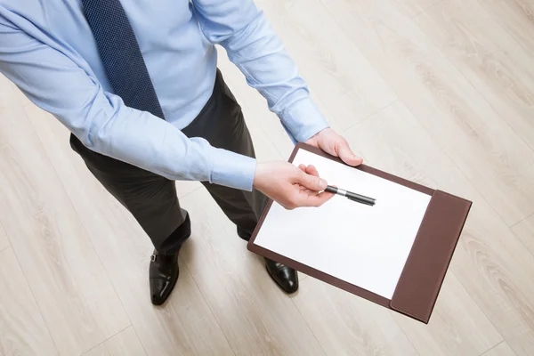 Podnikatel drží tabuli a navrhuje pero — Stock fotografie