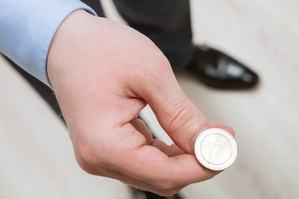 Geschäftsmann wirft mit einer Münze — Stockfoto