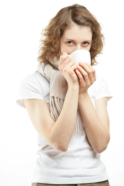 Vrouw drinken van hete thee — Stockfoto