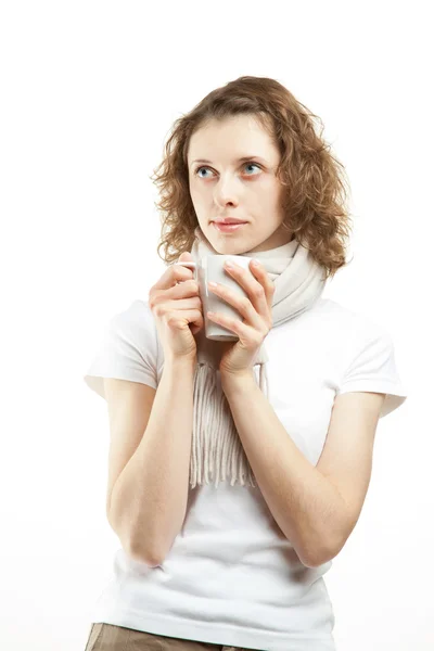 Nainen, jolla on kuppi teetä. — kuvapankkivalokuva