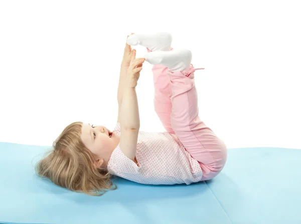 Dziecko robi ćwiczenia sportowe — Zdjęcie stockowe
