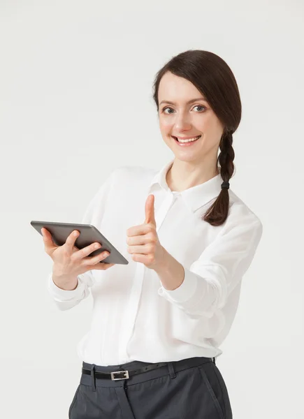 Affärskvinna hålla en pad och visar tummen — Stockfoto