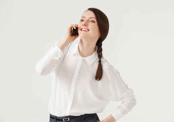 Empresária segurando um telefone celular — Fotografia de Stock