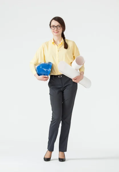 Empresária segurando capacete e projetos — Fotografia de Stock