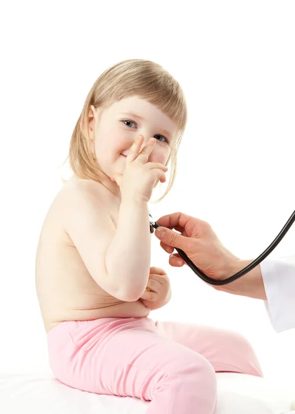 Médico examinando sonriente pequeño bebé — Foto de Stock