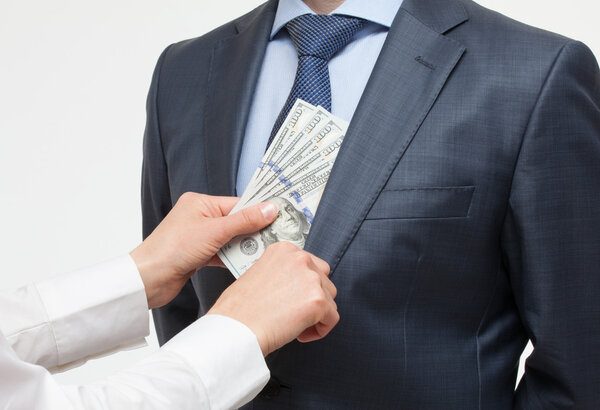 Давая взятку в карман
