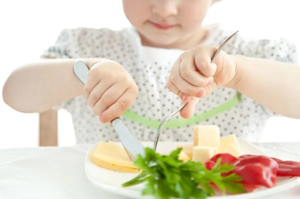 Liten flicka äter sin middag — Stockfoto