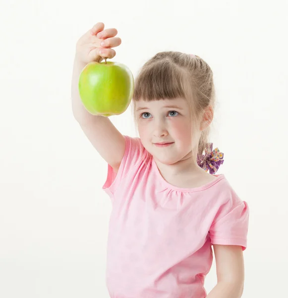 Kleines Mädchen zeigt Apfel — Stockfoto