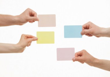 Kağıt kartları holding eller