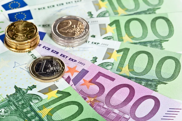 Euro-Banknoten und Münzen — Stockfoto