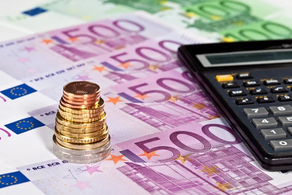 Billetes, monedas y calculadora en euros — Foto de Stock