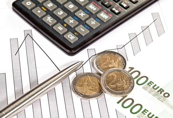 Pengar, diagram, miniräknare och en penna — Stockfoto