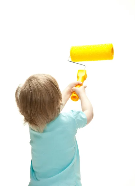 Enfant avec un grand rouleau de peinture — Photo