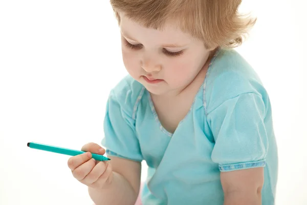 Ребенок держит синий маркер — стоковое фото
