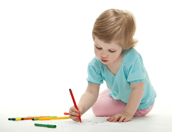 Дівчина малює ручками з фетру — стокове фото