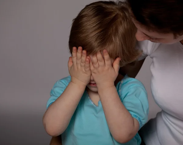 Mãe abraçando sua filha — Fotografia de Stock