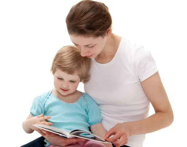 Moeder lezen van een boek voor dochter — Stockfoto