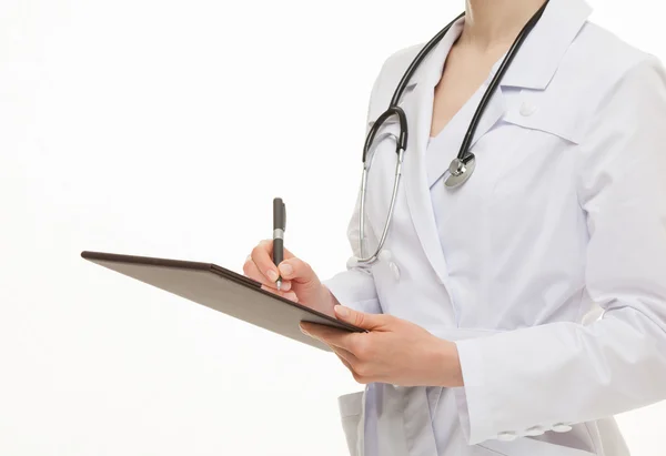 Médico segurando prancheta e uma caneta — Fotografia de Stock