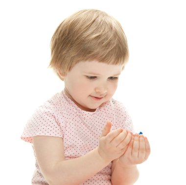 Bir oyuncakla oynamak kız