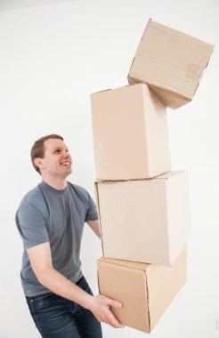 Birçok karton kutular taşıyan adam