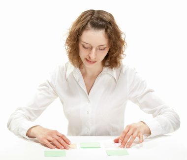 Notlara arayan kadın