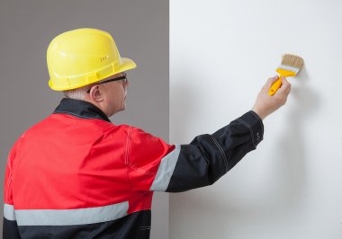 Duvarı boyayan bir ressam