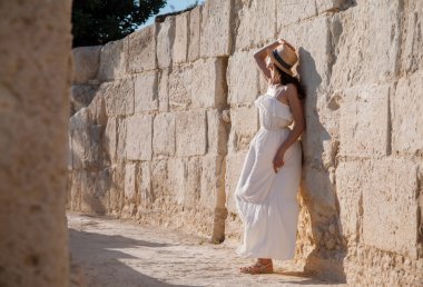 Taş duvar tarafından istirahat kadın