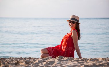 Bir kumsalda istirahat kadın