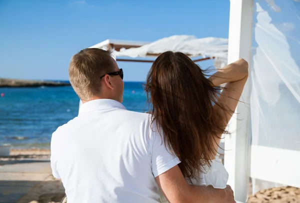 Couple looking on the sea — Stock Photo, Image