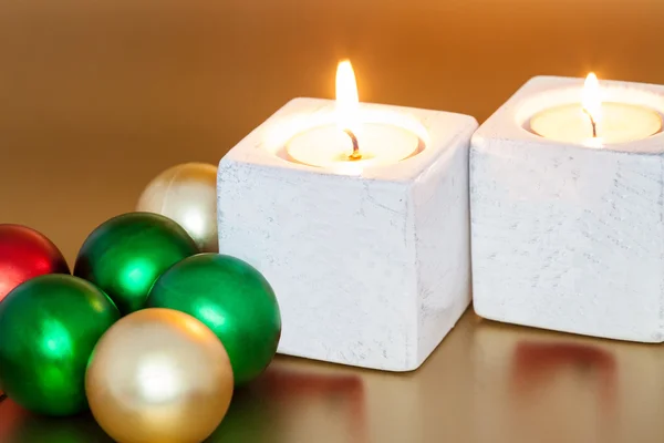 Velas e brinquedos de Natal — Fotografia de Stock