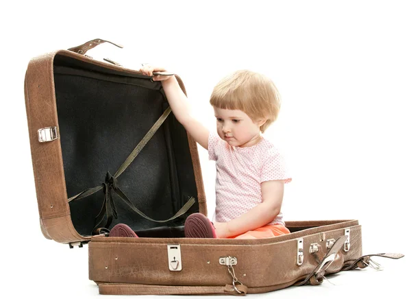 Enfant dans une grosse valise — Photo