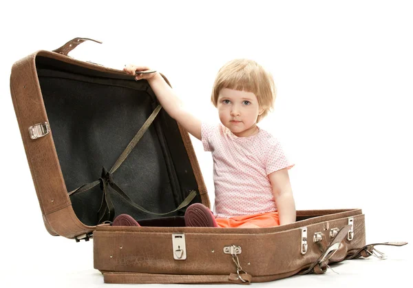 Kind binnen een grote koffer — Stockfoto