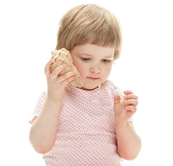 Mädchen spielt mit einer Muschel — Stockfoto
