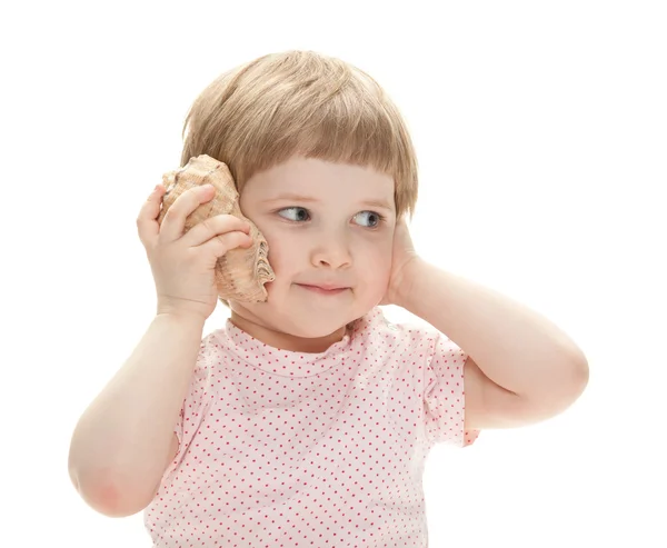 Chica jugando con una concha — Foto de Stock