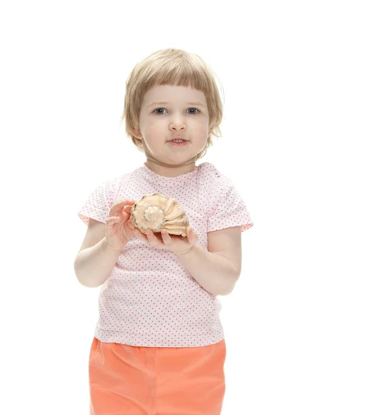 Девушка играет с ракушкой — стоковое фото
