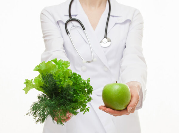 Диетолог предлагает зелень и яблоко
