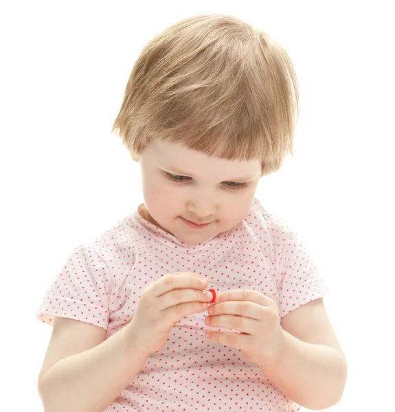 Meisje bestuderen kleine speelgoed — Stockfoto